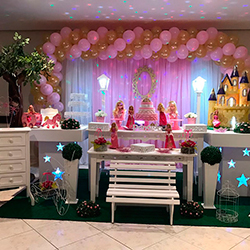 Decoração para festa infantil com tema A Bela Adormecida