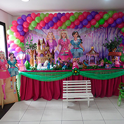 Decoração para festa infantil com tema Barbie Escola de Princesas