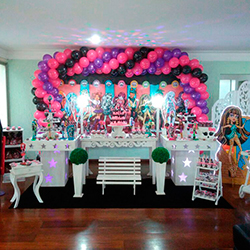 Decoração para festa infantil com tema Monster High