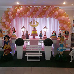 Decoração para festa infantil com tema Princesas com Cortina