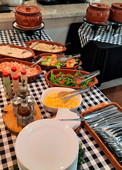 Mesa de saladas e acompanhamentos