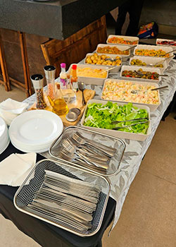 Mesa completa de buffet de churrasco montada