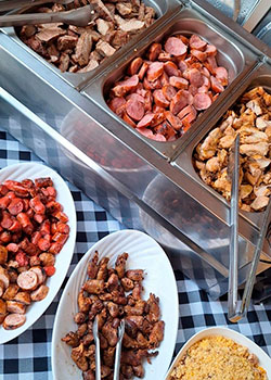 Carnes variadas no buffet: frango, linguiça e coração