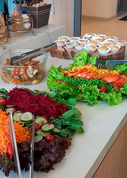 Pratos frios, saladas e molhos servidos no buffet