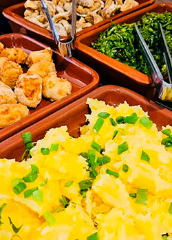 Buffet simples com saladas e acompanhamentos