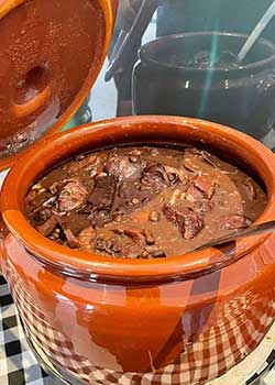 Panela de feijoada pronta para servir