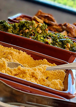 Couve refogada e farofa crocante