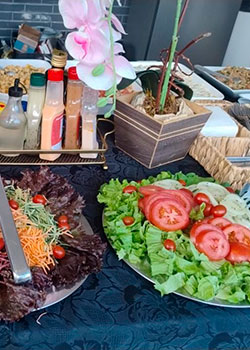 Mesa de saladas frescas e acompanhamentos para feijoada