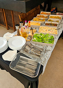 Mesa completa com acompanhamentos, molhos e saladas