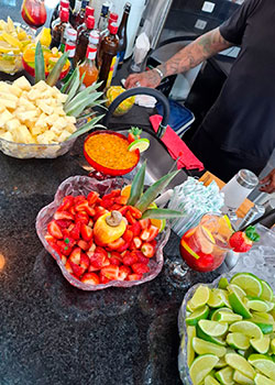 Mesa de frutas e drinks do Buffet Coquetel para eventos em SP