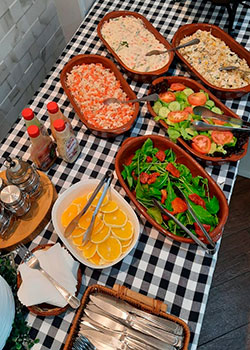 Saladas variadas e laranjas fatiadas