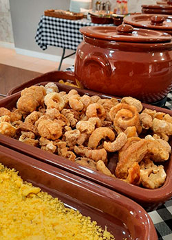 Travessa de torresmo crocante para feijoada